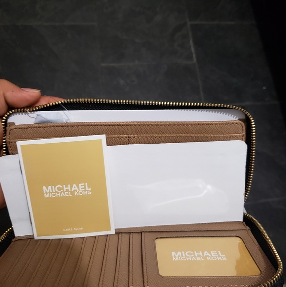 Michael Kors wallet - Picture 1 of 3